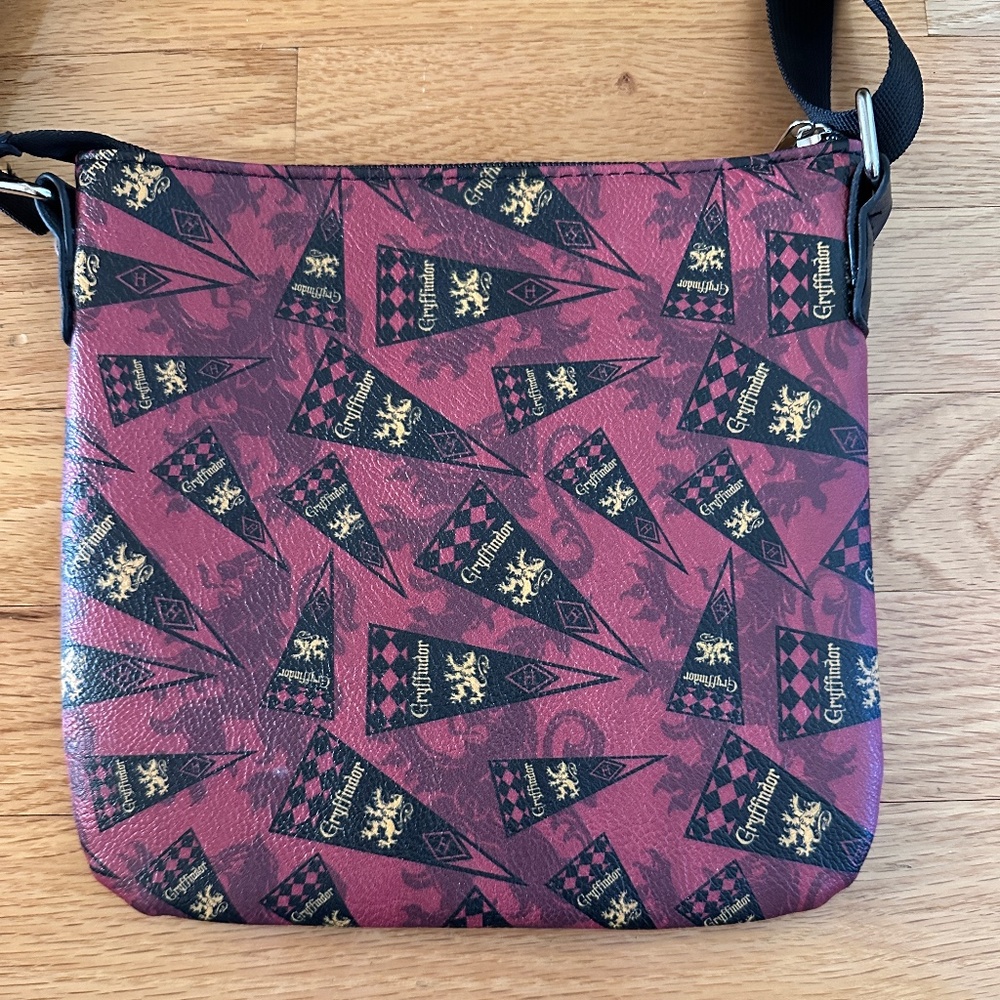 NWOT Loungefly Harry Potter Gryffindor Crossbody Bag Purse Red Gold - Picture 2 of 14
